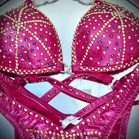 Laira Figure Bikini - Picture 2 of 4